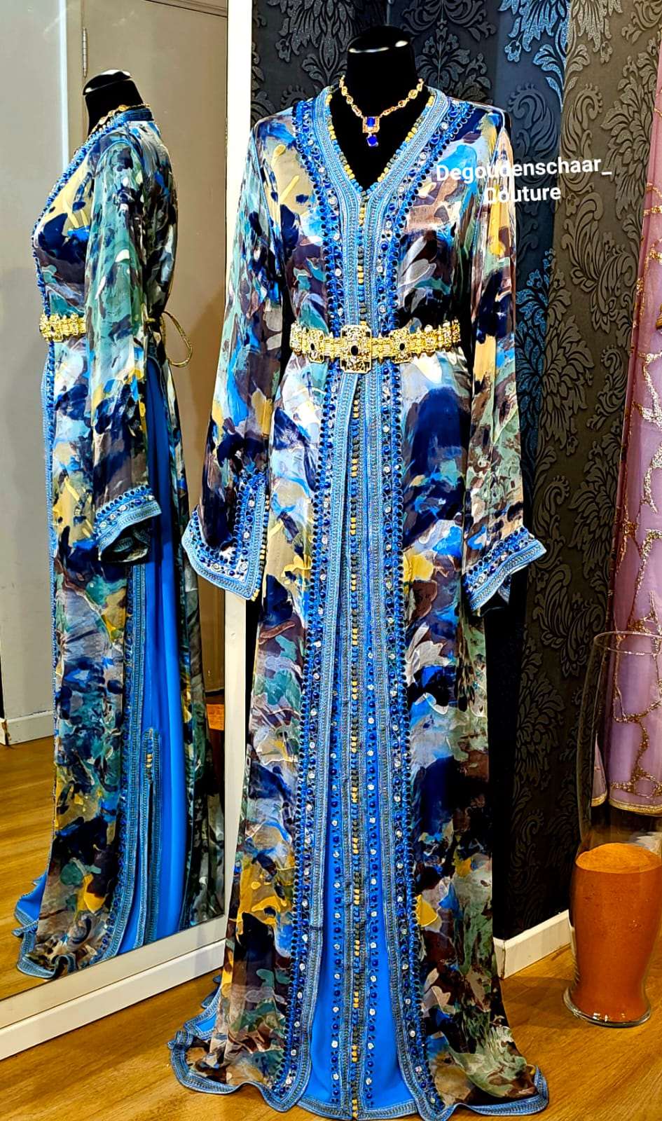 Takchita marocaine pour femme ornée de motifs multicolores, incluant du bleu clair, mauve et jaune